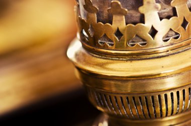 eski bir ayna yanındaki eski gaz lambası