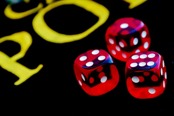 カジノやギャンブルのお金を再生する赤いサイコロのクローズ アップ — ストック写真