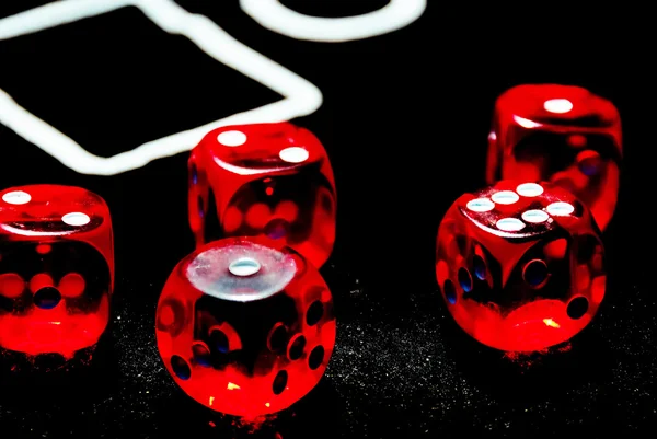 Primer plano de los dados rojos para jugar casino o dinero de juego —  Fotos de Stock