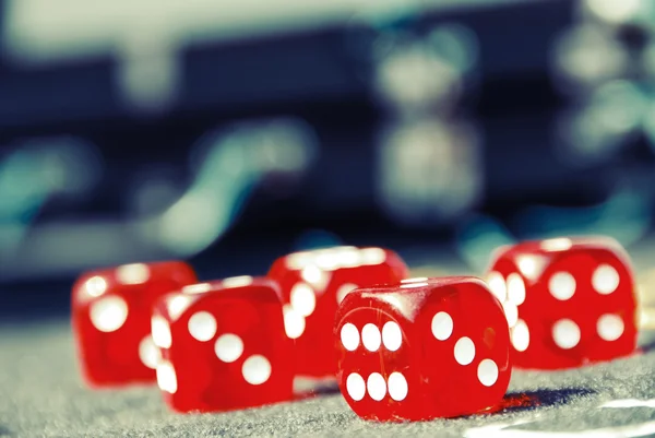 Nahaufnahme von roten Würfeln, um Casino oder Glücksspiel zu spielen — Stockfoto