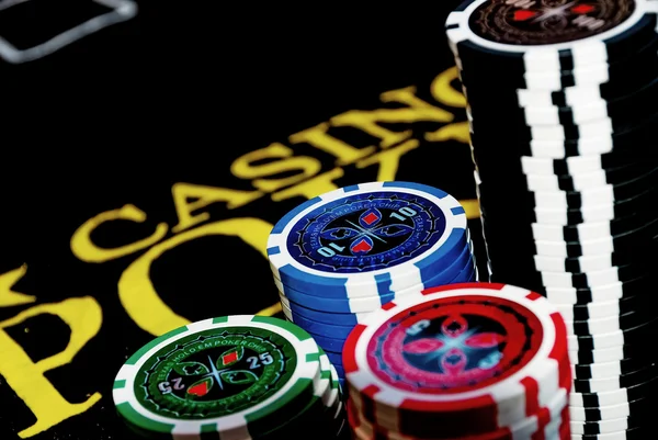 Покерные фишки на игровом столе — стоковое фото