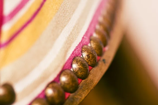 Close-up de estofos tachas em uma velha cadeira de madeira tradicional — Fotografia de Stock