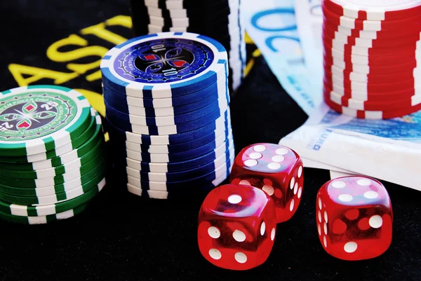 Poker žetony na hracím stole — Stock fotografie