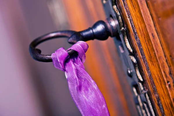 Armário de madeira velho com sua chave velha — Fotografia de Stock