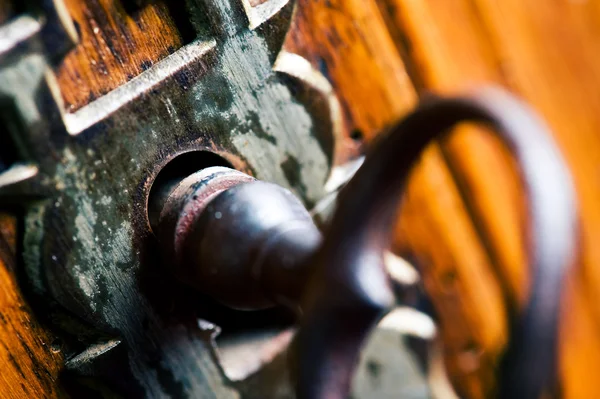 Старый деревянный шкаф со старым ключом — стоковое фото