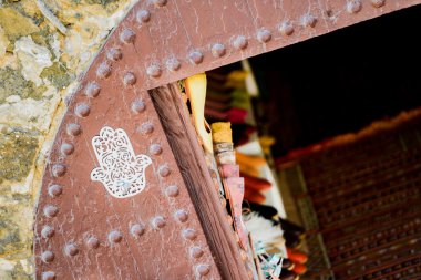 Faslı bir mağaza devandure bir el fathma ile