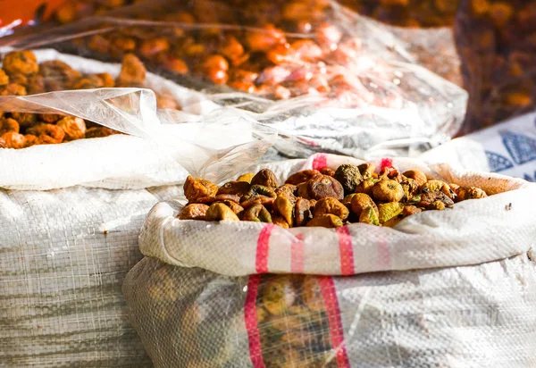 Различные овощи и фрукты на рынке в Эс-Сувейра, Марокко — стоковое фото