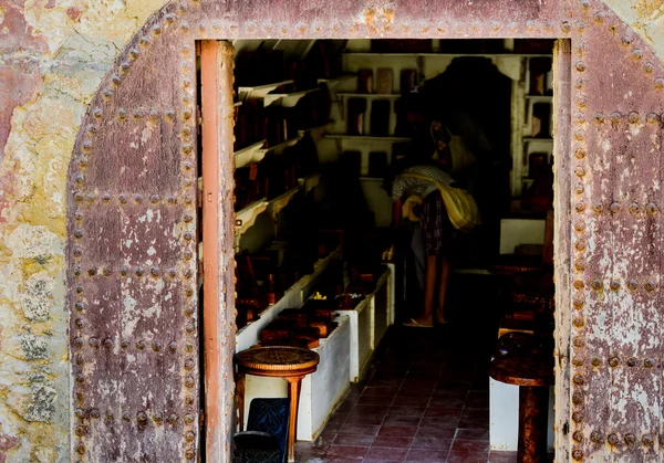 Devolución de una tienda marroquí en Essaouira, Marruecos — Foto de Stock