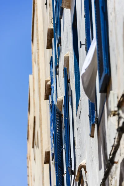 Janelas de casas na antiga Medina de Essaouira, Marrocos — Fotografia de Stock