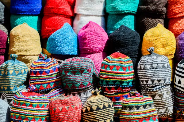 Bonés de lã coloridos para venda no mercado oriental — Fotografia de Stock