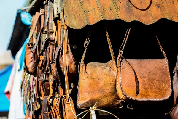 Leather bags on stall on the street market in Morocco — Stock Photo, Image