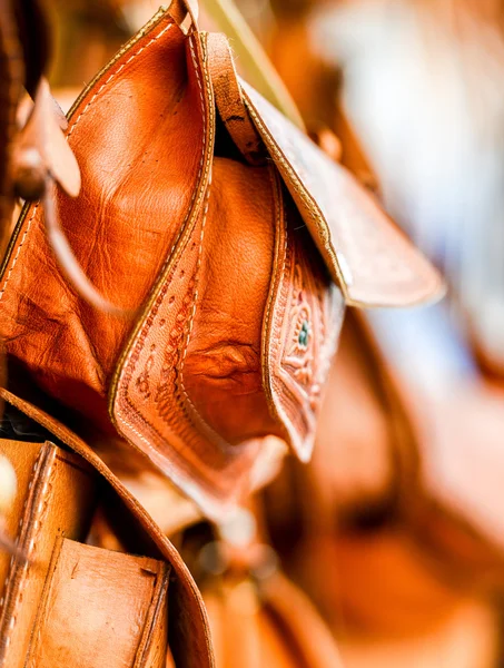 Leather bags on stall on the street market in Morocco — Stock Photo, Image