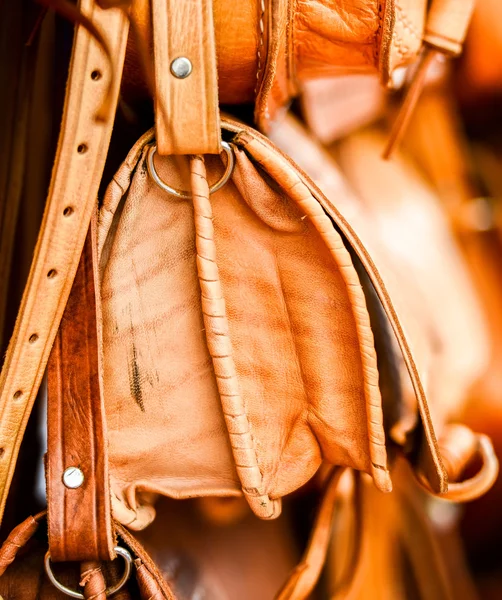 Sacs en cuir sur étal sur le marché de rue au Maroc — Photo