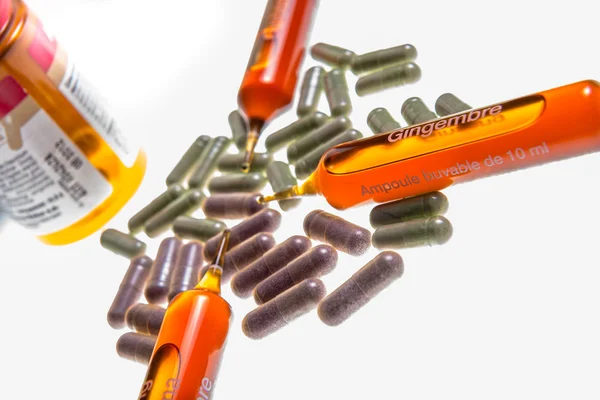 Close up van vitamine ampuls en natuurlijke pillen — Stockfoto