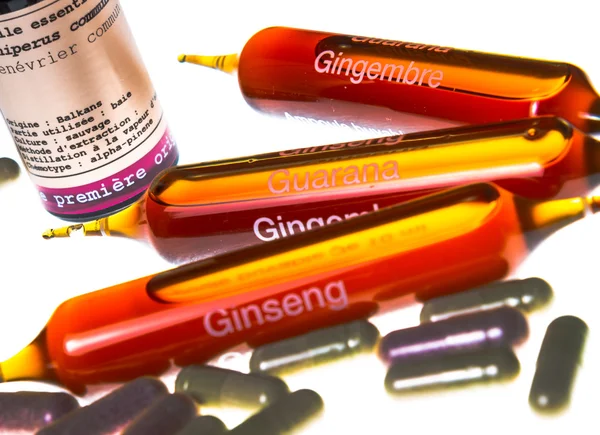 Close-up de ampolas vitamínicas e pílulas naturais e óleo essencial — Fotografia de Stock