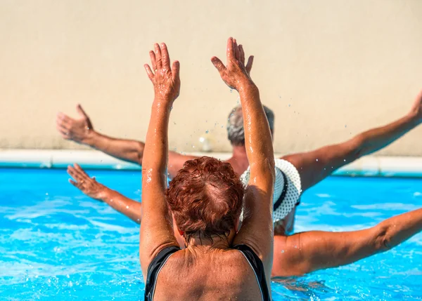 Aktiva seniorer att få ett träningspass vid poolen — Stockfoto