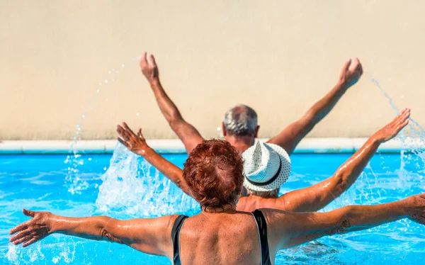 Aktiva seniorer att få ett träningspass vid poolen — Stockfoto