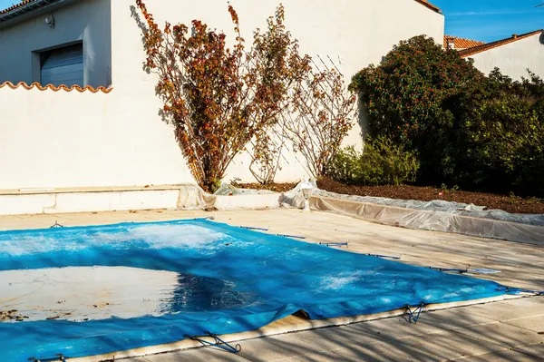 Pool in den Wintermonaten durch eine Poolabdeckung geschützt — Stockfoto