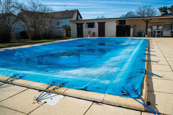 Piscina protegida por una cubierta de piscina durante los meses de invierno Fotos de stock libres de derechos