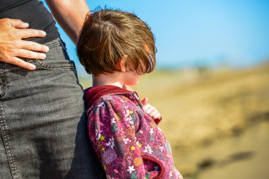 küçük çocuk annesi beyond the sea izlerken karşı sıkı
