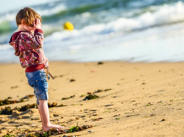 One young cute child standing in front of the ocean — Stock Photo, Image