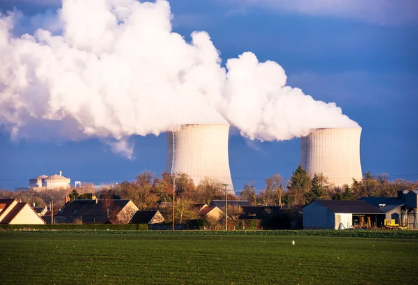 Een kerncentrale, gelegen op het platteland dicht bij woningen — Stockfoto