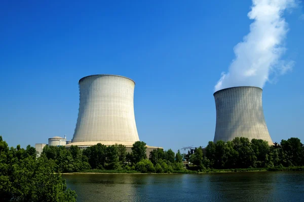 Central nuclear à beira-mar — Fotografia de Stock