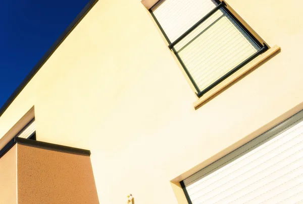 Fachada y ventanas de una casa moderna con persiana eléctrica —  Fotos de Stock