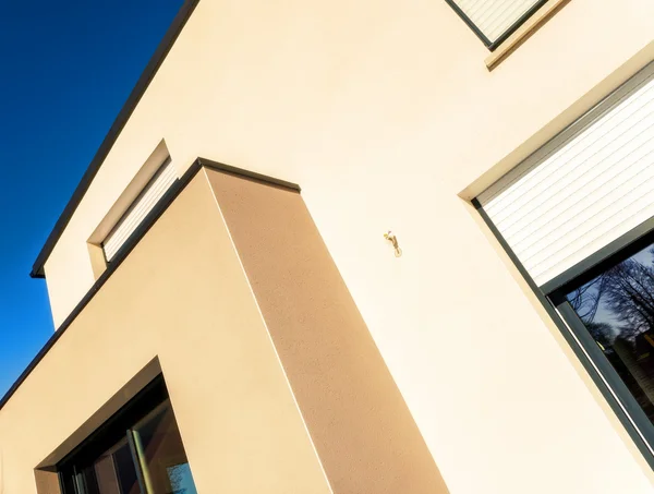 Fachada y ventanas de una casa moderna con persiana eléctrica —  Fotos de Stock