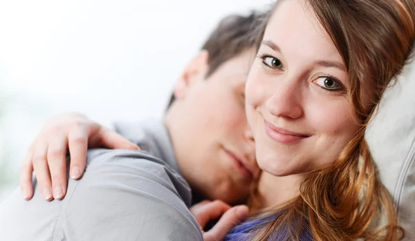 Casal atraente de amantes alongado um sobre o outro — Fotografia de Stock