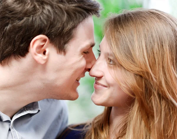 Muito atraente jovem casal flertando em um sofá — Fotografia de Stock