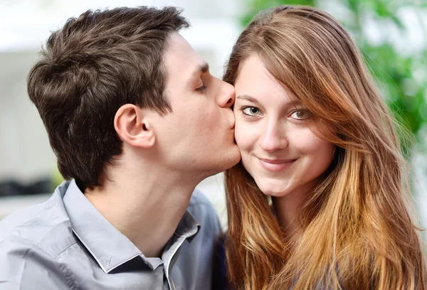 Schöner junger Mann umarmt seine Freundin mit Liebe — Stockfoto