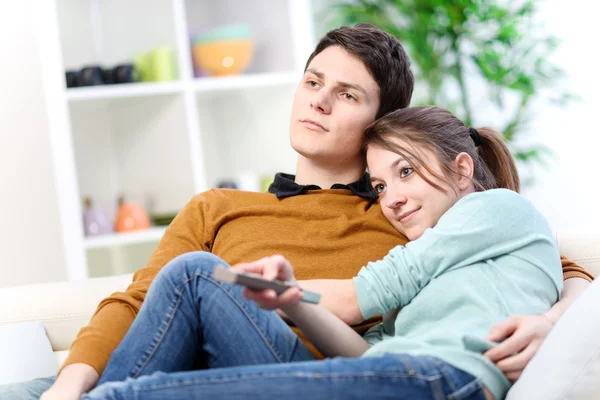 Los amantes de ver la televisión en la sala de estar en casa —  Fotos de Stock