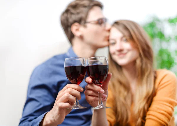 Muy hermosa pareja joven tostando copas de vino —  Fotos de Stock