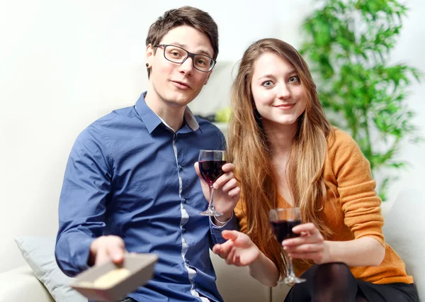 Muy hermosa pareja joven tostando copas de vino —  Fotos de Stock