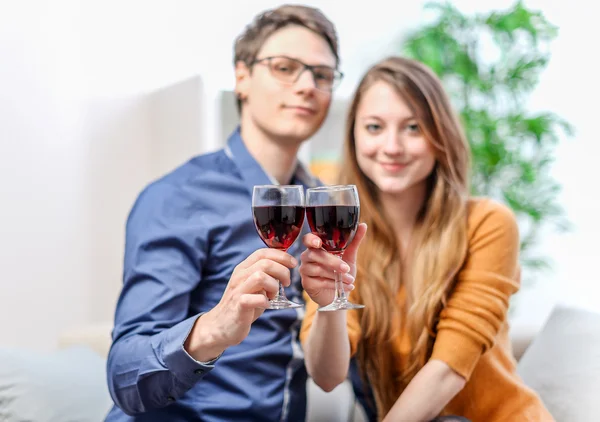 Muy hermosa pareja joven tostando copas de vino —  Fotos de Stock