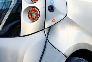 Close-up op een elektrische auto lading in tankstation
