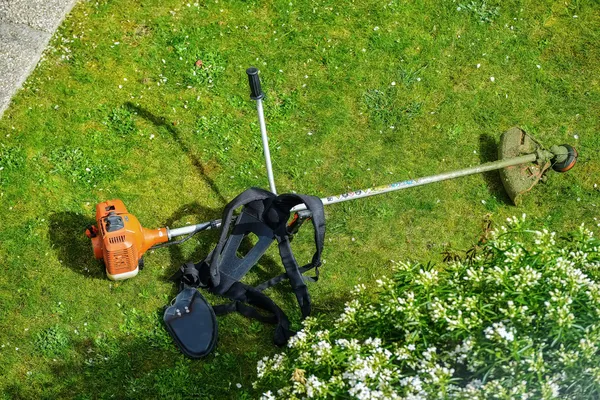 Cortador de cuerdas con cable en un parque — Foto de Stock