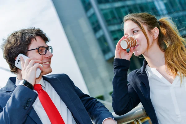 Junior executives having a coffee break in front of their company — Stock Photo, Image