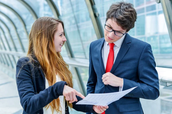 Junior-styrets dynamikk konsulterer handelsdokumenter – stockfoto