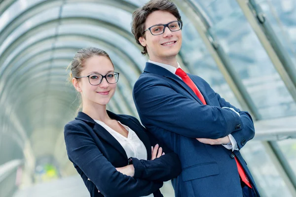 Expresivo retrato Junior ejecutivos de la compañía cruzaron los brazos — Foto de Stock