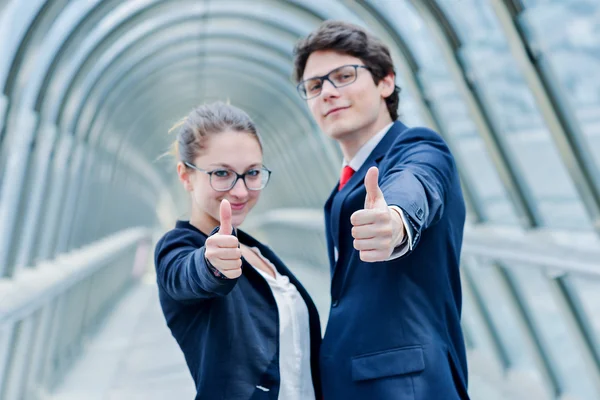 Ausdrucksstarkes Porträt des Unternehmensnachwuchses Daumen hoch — Stockfoto