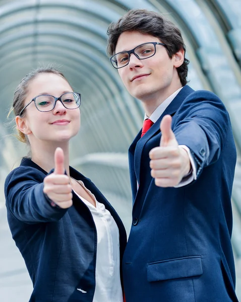 Expresivo retrato de jóvenes ejecutivos de la empresa pulgar hacia arriba — Foto de Stock