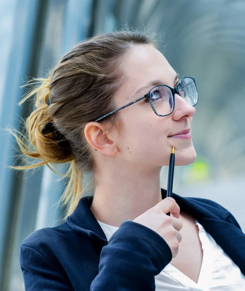 Outdoor portrait of a dynamic junior executive thinking — Stock Photo, Image
