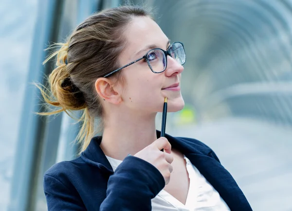 Outdoor portrait of a dynamic junior executive thinking — Stock Photo, Image