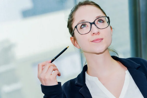 Outdoor expressive portrait of a dynamic junior executive — Stock Photo, Image