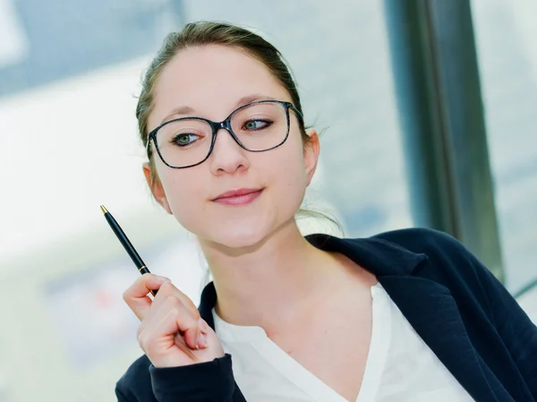 Outdoor expressive portrait of a dynamic junior executive — Stock Photo, Image