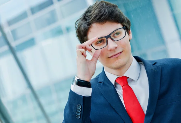 Außenporträt eines dynamischen Junior-Managers, der lächelt — Stockfoto