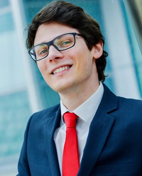 Retrato ao ar livre de um executivo júnior dinâmico sorrindo — Fotografia de Stock