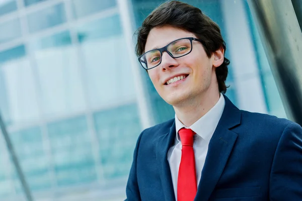 Outdoor portrait of a dynamic junior executive smiling — Stock Photo, Image